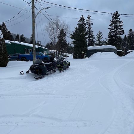Camping Le 4 Chemins L'Anse-Saint-Jean Exterior photo