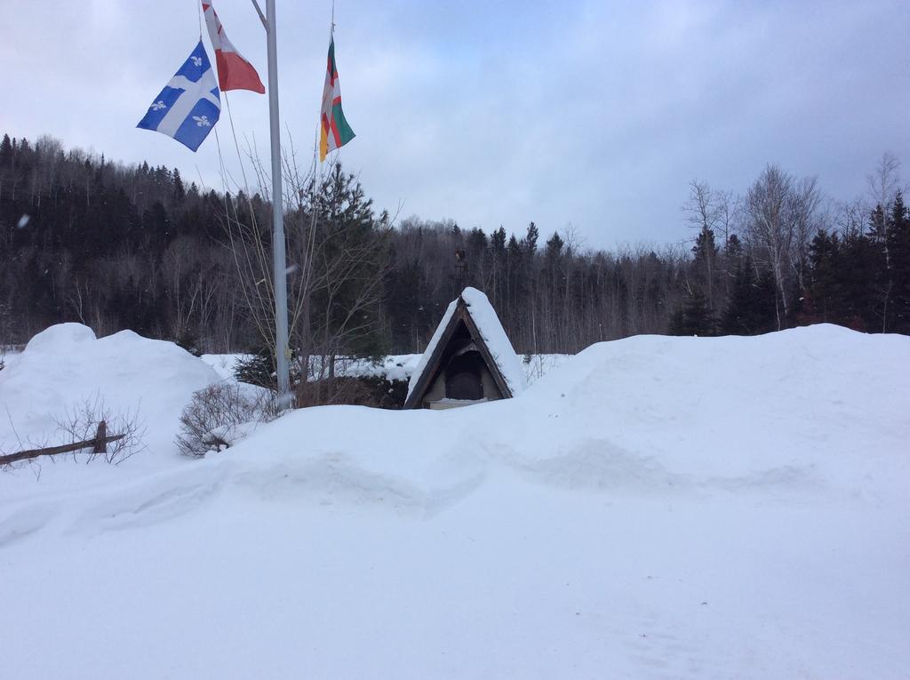 Camping Le 4 Chemins L'Anse-Saint-Jean Exterior photo